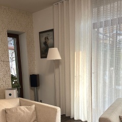 Elegancka zasłona lniana beżowa z naturalnym lnem, miejscami delikatny połysk 