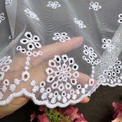 Dezente weiße Gardine mit besticktem floralem Muster