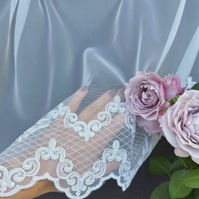 Elegancka firana, biała, haftowana dołem, wzór ornamentowy 