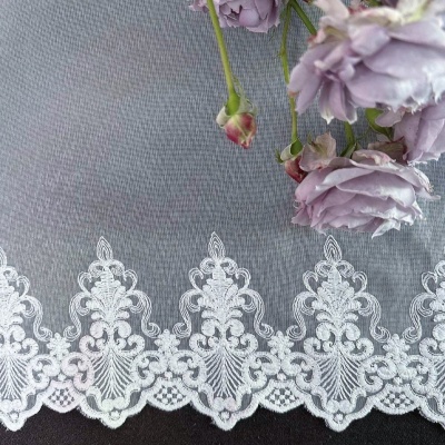 Firana biała, haftowana dołem wzór ornamentowy